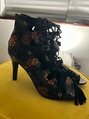 Nine West leather flowered Peak toe Shoes